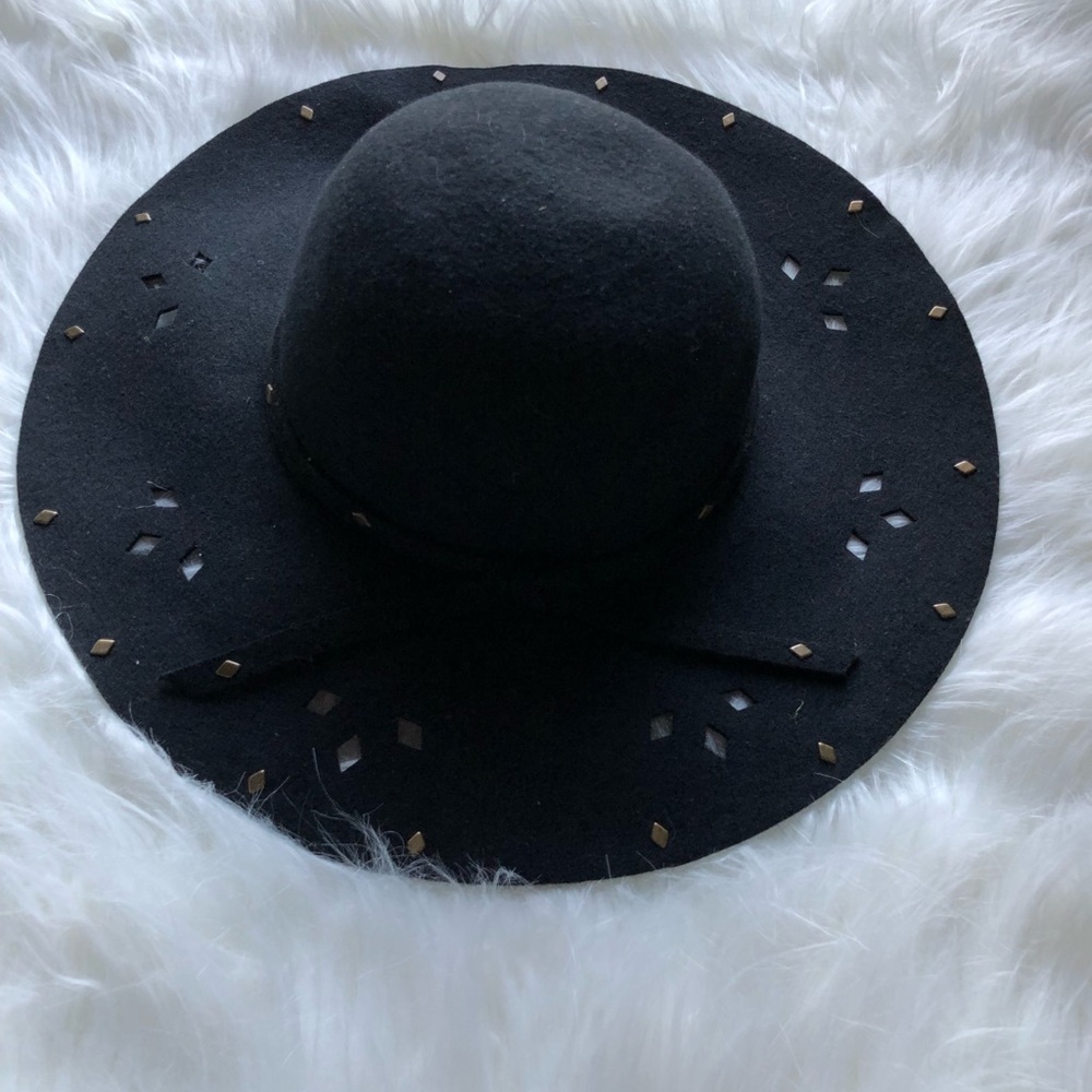 Black Beach Hat